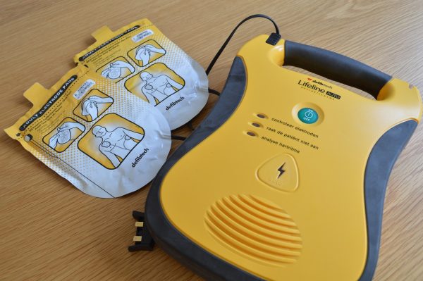 aed, resuscitation, cardiac arrest-720641.jpg